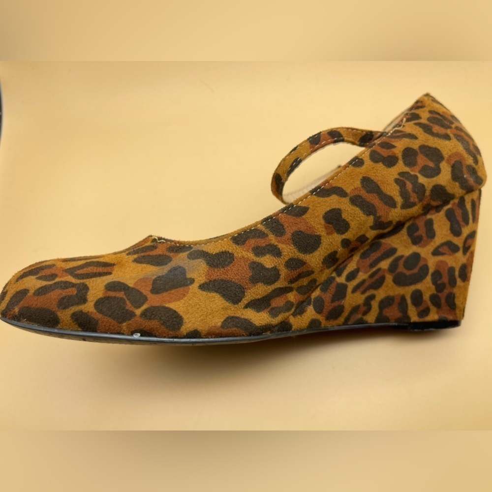 Chase & Chloe Emmy Mary Jane Wedge Pump
LEOPARD, Size 10, Preowned condition - Picture 4 of 10